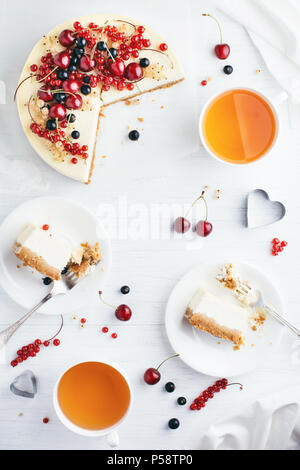 New York cheese cake aux fruits rouges sur la table en bois blanc. Vue d'angle. Banque D'Images