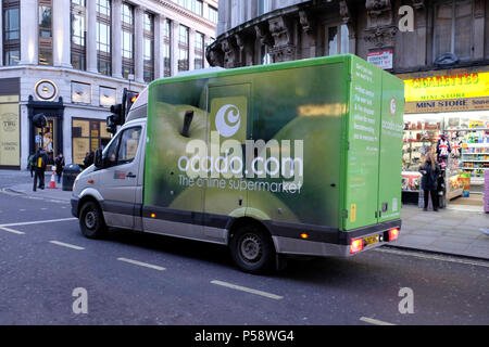 Un Ocado delivery van dans le centre de Londres, UK Banque D'Images