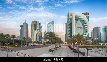 DOHA, QATAR - 9 mars, 2018 : Doha West Bay View Park, l'hôtel Sheraton Doha, au Qatar, au Moyen-Orient. Banque D'Images