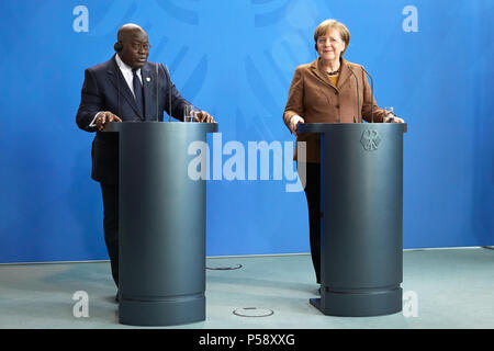 Berlin, Allemagne - La Chancelière allemande Angela Merkel et le président de la République du Ghana Nana Addo Dankwa. Banque D'Images