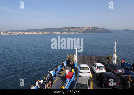 Un ferry s'approche de la rive européenne du détroit des Dardanelles avec navetteurs en provenance de la ville voisine de Çanakkale dans la partie asiatique. Banque D'Images