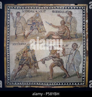 Gladiator lutte représentée dans la mosaïque romaine à partir du 3e siècle sur l'affichage dans le Musée Archéologique National (Museo Arqueológico Nacional) à Madrid, Espagne. Le secutor (lutte contre l'armée romaine gladiator) versus le retiarius (net romain chasse). Selon l'inscription latine, le secutor Astyanax et le retiarius Kalendio sont engagés dans un combat mortel. Le lanista (gladiator) formateur cheers-les. Le résultat est illustré ci-dessus et confirmée par les inscriptions : le mot VICIT apparaît à côté de astyanax, et à côté du nom Kalendio est un O par une ligne, une abréviation pour Obii Banque D'Images