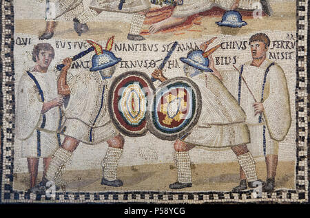 Gladiator lutte représentée dans la mosaïque romaine à partir du 3e siècle sur l'affichage dans le Musée Archéologique National (Museo Arqueológico Nacional) à Madrid, Espagne. Selon l'inscription latine, l'armée romaine (murmillo gladiator) Symmaque se bat contre le murmillo Maternus, encouragés par l'lanistae gladiator (formateurs). Banque D'Images