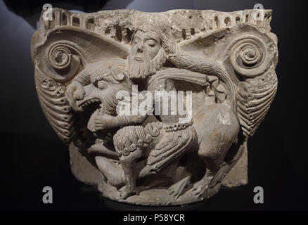 Samson terrassant le lion représenté dans la capitale romane de l'église du monastère de Aguilar de Campoo en exposition dans le Musée Archéologique National (Museo Arqueológico Nacional) à Madrid, Espagne. Banque D'Images