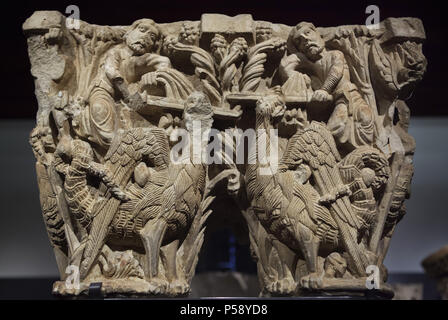 Des figures humaines et basilics représentés dans le capital double romane de l'église du monastère de Aguilar de Campoo en exposition dans le Musée Archéologique National (Museo Arqueológico Nacional) à Madrid, Espagne. Banque D'Images