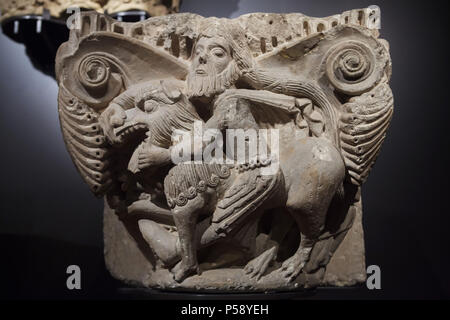 Samson terrassant le lion représenté dans la capitale romane de l'église du monastère de Aguilar de Campoo en exposition dans le Musée Archéologique National (Museo Arqueológico Nacional) à Madrid, Espagne. Banque D'Images