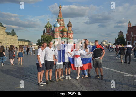 Fans de football à la Coupe du monde de la FIFA 2018, place Rouge, Moscou, Russie. 26 juin 2018 Banque D'Images