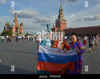 Fans de football à la Coupe du monde de la FIFA 2018, place Rouge, Moscou, Russie. 26 juin 2018 Banque D'Images