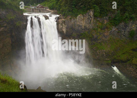 Snoqualmie Falls, l'État de Washington. Verser de l'eau plus de Snoqualmie Falls dans l'État de Washington, Banque D'Images