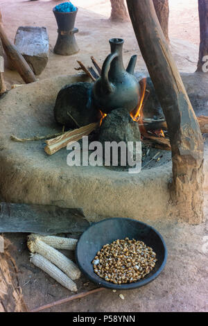 Le café étant traditionnellement brassée dans un village près de l'AARI Jinka avec des haricots à l'avant-plan. Banque D'Images