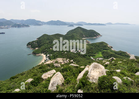 Vue imprenable sur la côte sauvage de Lamma Island avec l'île de Hong Kong dans l'arrière-plan à Hong Kong SAR, Chine Banque D'Images