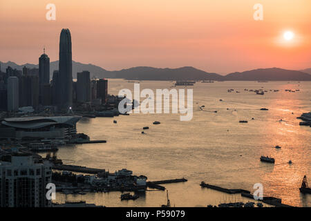 Vue imprenable sur le coucher du soleil au-dessus du port Victoria à Hong Kong avec le gratte-ciel de l'île de Hong Kong dans la gauche en Chine Banque D'Images