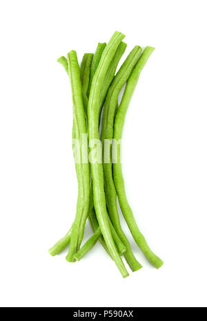 Mètre de long bean, un tas de pois fraîchement cueillis isolated on white Banque D'Images