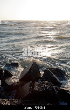 Vagues se brisant sur la jetée rocheuse au littoral de la mer Baltique à Liepaja Lettonie Banque D'Images