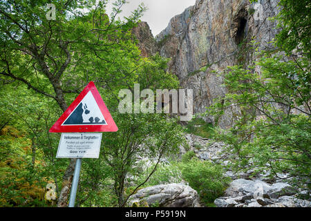 Torghatten cave situé dans la montagne, Brønnøysund, la Norvège. Banque D'Images