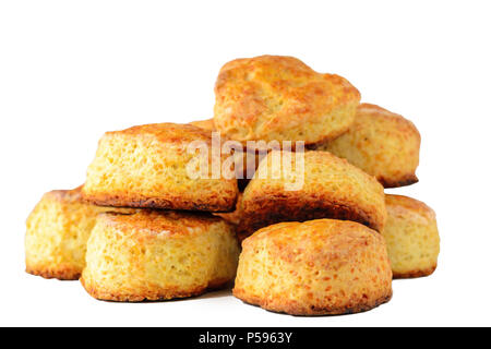Tas de petits pains faits maison fromage scones anglais sur fond blanc isoler Banque D'Images