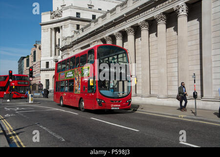 Un bus hybride exploité par Arriva Londres voyages le long de Threadneedle Street au-delà de la Banque d'Angleterre Banque D'Images