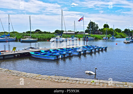 Quay Leisure Bateaux à louer à moorings sur l'estuaire de la rivière Stour à Christchurch Quay, Dorset avec regal swan en premier plan Banque D'Images