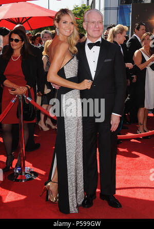 Heidi Klum & Tim Gunn arriver au 2013 Primetime Creative Arts Emmy Awards au Nokia Theatre de Los Angeles.Heidi Klum & Tim Gunn 057 ------------- Red Carpet Event, Vertical, USA, Cinéma, Célébrités, photographie, Bestof, Arts, Culture et divertissement, Célébrités Topix fashion / Vertical, Best of, événement dans la vie d'Hollywood, Californie - Tapis rouge et en backstage, USA, Cinéma, Célébrités, cinéma, télévision, Célébrités célébrités musique, photographie, Arts et culture, Bestof, divertissement, Topix, verticale de la famille de l'année , 2013, enquête tsuni@Gamma- Banque D'Images