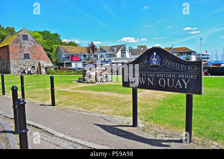 Les gens se détendre dans le soleil d'été à Town Quay à Christchurch, Dorset. Le moulin à eau anglo-saxonne Place Moulin est à gauche de l'image Banque D'Images