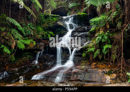 Une longue exposition de Leura Cascades dans les Montagnes Bleues de la Nouvelle-Galles du Sud le 13 juin 2018 Banque D'Images