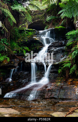 Une longue exposition de Leura Cascades dans les Montagnes Bleues de la Nouvelle-Galles du Sud le 13 juin 2018 Banque D'Images