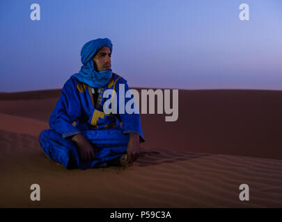 Meknès - TAFILALET, MAROC - CIRCA AVRIL 2017 : coin berbère sur les dunes du désert du Sahara Banque D'Images