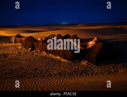 Meknès - TAFILALET, MAROC - CIRCA AVRIL 2017 : tentes berbères dans la nuit dans le désert du Sahara Banque D'Images