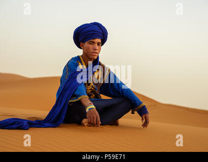 Meknès - TAFILALET, MAROC - CIRCA AVRIL 2017 : coin berbère sur les dunes du désert du Sahara Banque D'Images