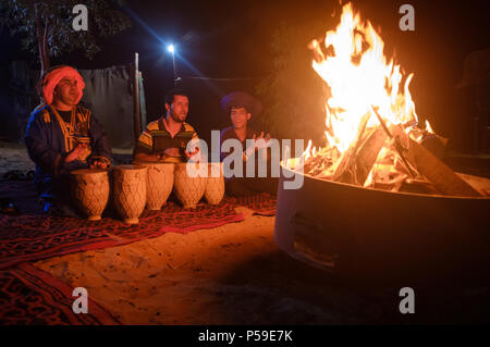 Meknès - TAFILALET, MAROC - CIRCA AVRIL 2017 : les hommes marocain chanter dans un camp berbère dans la nuit dans le désert du Sahara. Banque D'Images