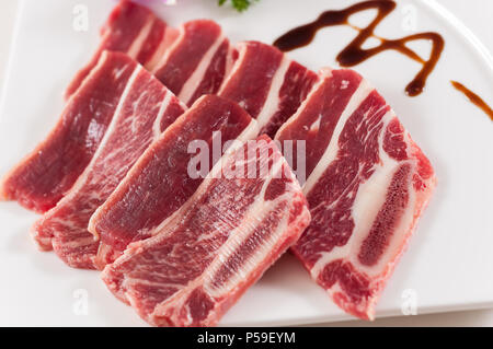 Bouts de côtes de boeuf sur fond blanc Banque D'Images