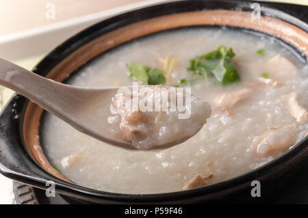 Le porridge, l'ormeau et poulet (porridge) servi en claypot congee Banque D'Images