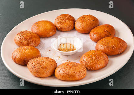 Boules de riz gluant au sésame doré Banque D'Images