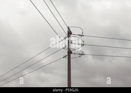 Les lignes d'énergie électrique allant dans trois directions sur un jour nuageux gris. La Suède Banque D'Images