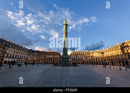 Paris, France - le 9 août 2017. Place Vendôme square avec vue panoramique sur la colonne Vendôme et la statue de Napoléon par Bonapartein soir Lumières dorées. N Banque D'Images