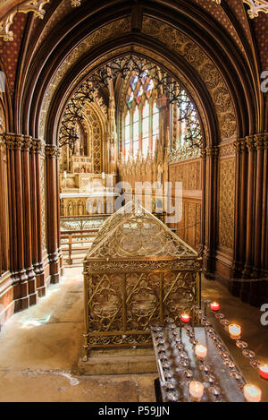 Paris, France - 13 août 2017. Les reliques de Sainte Geneviève, patronne de Paris, à l'intérieur du sarcophage mis à Saint-Etienne-du-Mont Eglise en Amérique quarte Banque D'Images