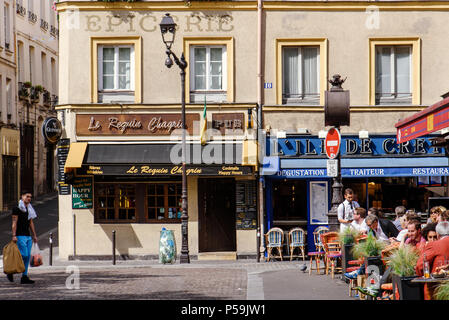 Paris, France - 13 août 2017. Paris rue typique avec le Requin Chagrin pub et restaurant français dans le bâtiment classique avec terrasse d'été, rela Banque D'Images