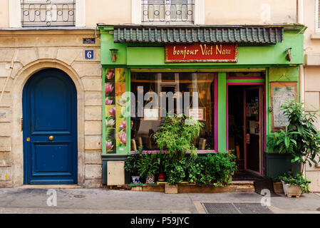 Paris, France - 13 août 2017. Rue de Paris, rue Thouin dans le 5e arrondissement et restaurant vietnamien Bonjour Vietnam showcase de verdure Banque D'Images