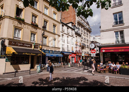 Paris, France - 13 août 2017. La colline de Montmartre française scène de rue avec des gens, les cafés en plein air de détente, des restaurants avec terrasses d'été Banque D'Images