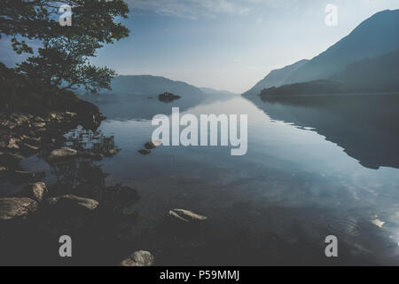 Dans le district du lac Ullswater avec décor de montagnes le matin Banque D'Images