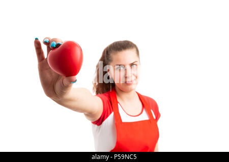 Jeune femme supermarché ou hypermarché employé holding toy rouge coeur que l'amour pour le travail job concept isolé sur fond blanc Banque D'Images