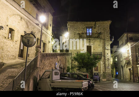 20/410, ITALIE - 10 juin 2017 : Nuit vieux village médiéval 20/410 famos Calabre vue sur la rue, dans le sud de l'Italie. Banque D'Images