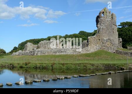 Château de Ogmore une note 1 ci ruine et des tremplins sur la rivière Ewenny Ogmore par mer Pays de Galles Cymru UK Banque D'Images