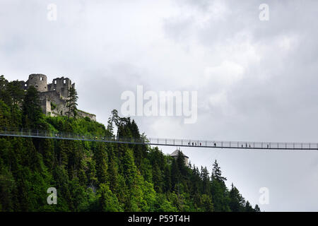 Les visiteurs qui traversent le pont suspendu Highline 179 dans la région de Reutte, Autriche Banque D'Images