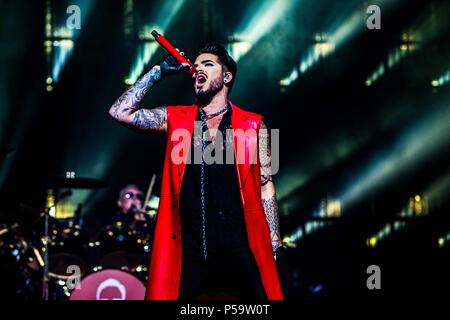 Milan, Italie. 25 Juin, 2018. Reine  + Adam Lambert effectue live au Mediolanum Forum à Milan, Italie, le 25 juin 2018 Crédit : Mairo Cinquetti/Alamy Live News Banque D'Images