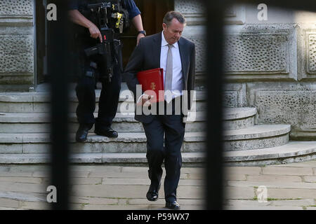 Downing Street. Londres. Royaume-uni 26 juin 2018 - Liam Fox - Secrétaire d'État chargé du Commerce international et président de la Chambre de commerce arrive à Downing Street pour assister à la réunion hebdomadaire du Cabinet. Credit : Dinendra Haria/Alamy Live News Banque D'Images