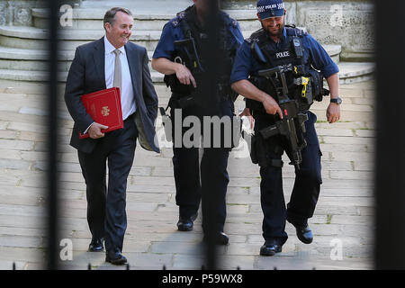 Downing Street. Londres. Royaume-uni 26 juin 2018 - Liam Fox - Secrétaire d'État chargé du Commerce international et président de la Chambre de commerce arrive à Downing Street pour assister à la réunion hebdomadaire du Cabinet. Credit : Dinendra Haria/Alamy Live News Banque D'Images