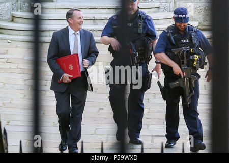 Downing Street. Londres. Royaume-uni 26 juin 2018 - Liam Fox - Secrétaire d'État chargé du Commerce international et président de la Chambre de commerce arrive à Downing Street pour assister à la réunion hebdomadaire du Cabinet. Credit : Dinendra Haria/Alamy Live News Banque D'Images