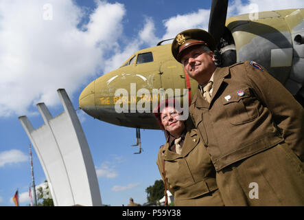 Frankfurt am Main, Allemagne. 26 Juin, 2018. Les membres du Club de véhicules militaires Francfort lors de la 70e jubilé de l'air Berlin Memorial Bridge, à la place à l'aéroport de Francfort. Le pont aérien a été l'approvisionnement de l'ouest de Berlin par les alliés occidentaux pendant le blocus de Berlin par l'occupation soviétique de vigueur du 24 juin 1948 au 12 mai 1949. Photo : Arne Dedert/dpa/Alamy Live News Banque D'Images