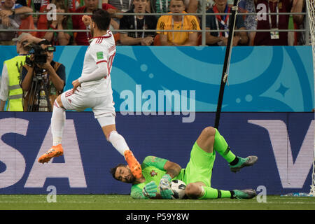 Moscow, Russia. 25 Juin, 2018. Alireza JAHANBAKHSH (gauche, IRN) contre le gardien Rui PATRICIO (POR), action, les duels, l'Iran (IRN) - Portugal (POR), premier tour, groupe B, match 35, le 25.06.2018 à Saransk ; Coupe du Monde de Football 2018 en Russie à partir de la 14.06. - 15.07.2018. Utilisation dans le monde entier | Credit : dpa/Alamy Live News Banque D'Images